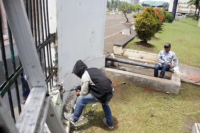 perbaikan-pagar-dpr-yang-jebol