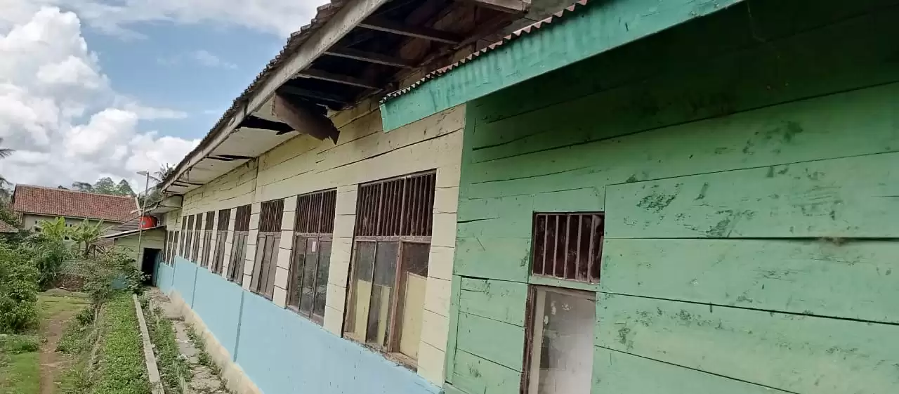 Potret Sekolah di Lampung Berdinding Papan hingga Ruangan Belajar Disekat Gorden dan Triplek2