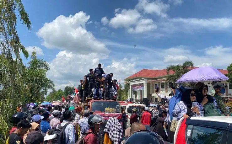Aksi Ribuan Guru Padati PN Andoolo Dukung Supriyani Jalani Sidang3