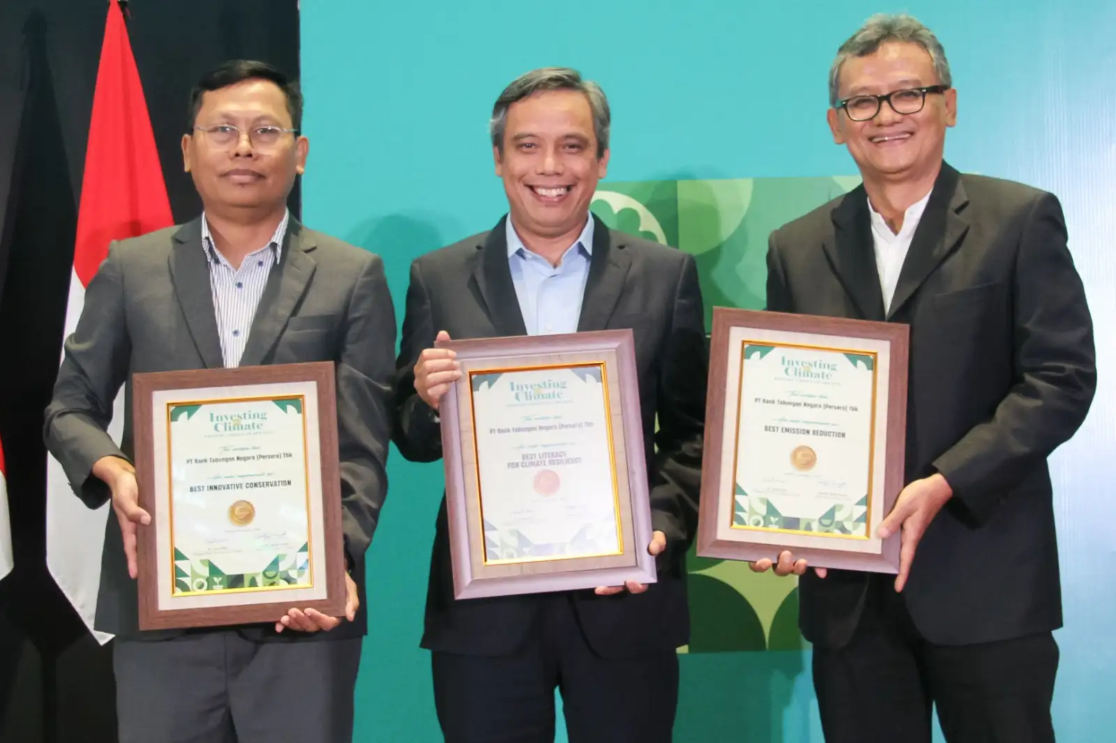 dirut-btn-raih-penghargaan-inspirational-figure-in-environmental-and-social-sustainability