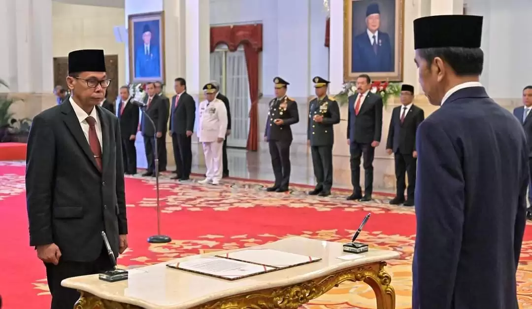 joko-widodo-lantik-nawawi-pomolango-sebagai-ketua-kpk
