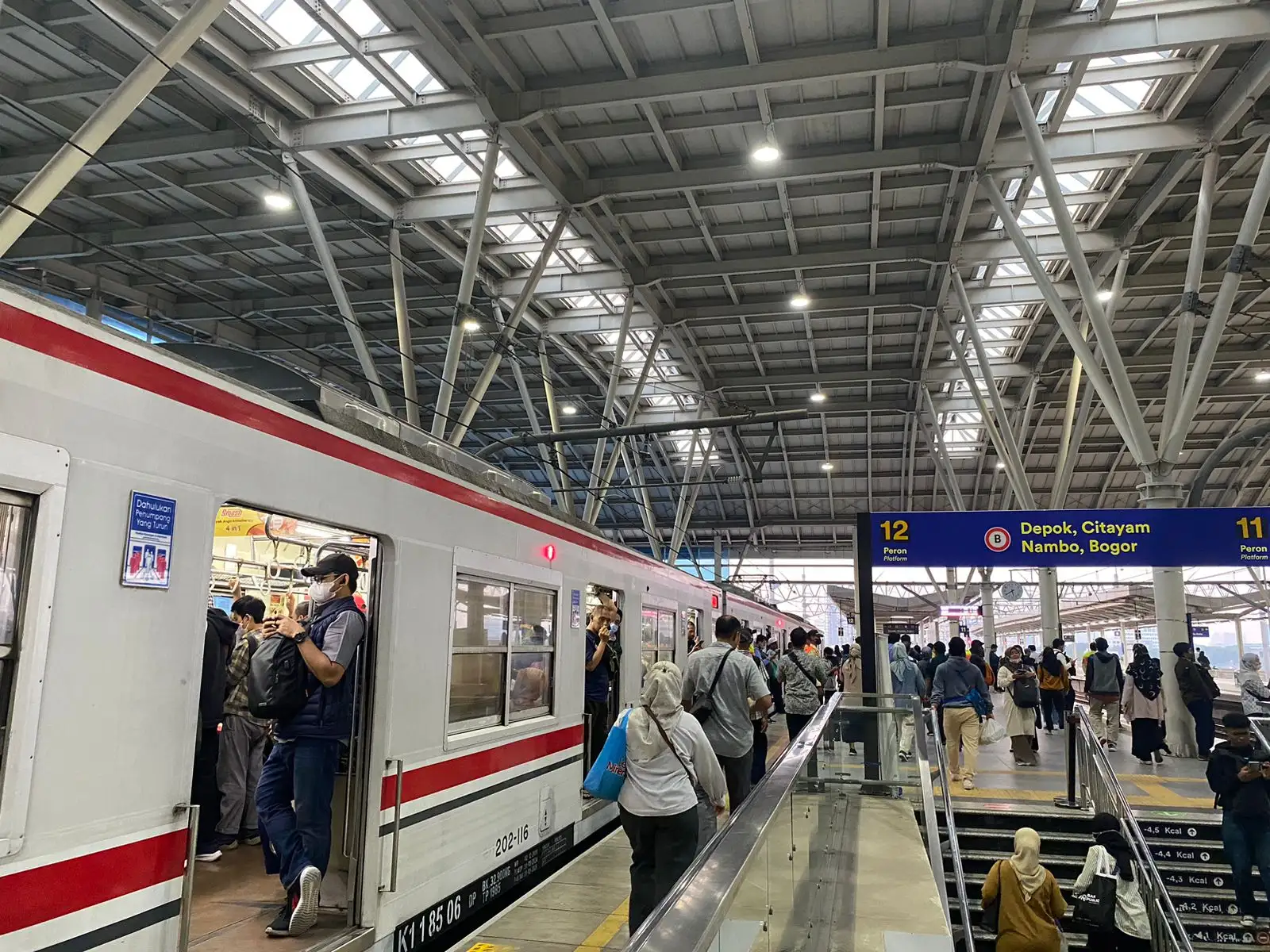 potret-para-penumpang-angkutan-krl-di-jakarta