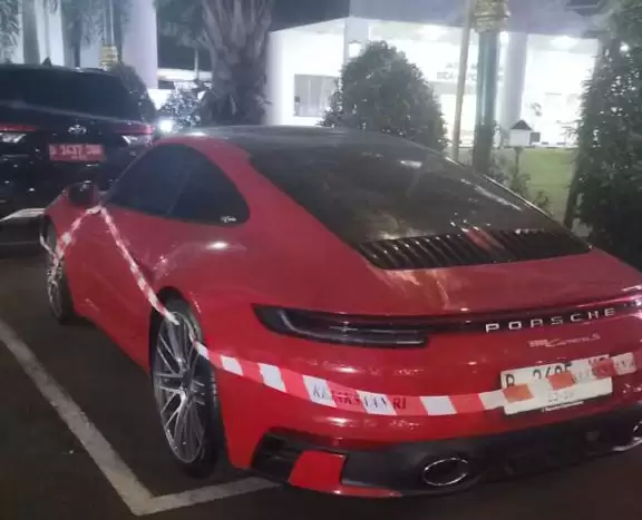 penampakan-mobil-mewah-edward-hutahaean-dibeli-pakai-uang-korupsi-bts-rp-3-m