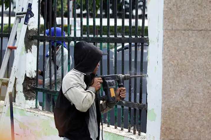 Perbaikan Pagar DPR yang Jebol2