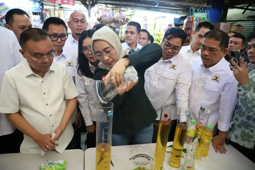 Pimpinan DPR Sidak MinyaKita di Pasar Kramat Jati4