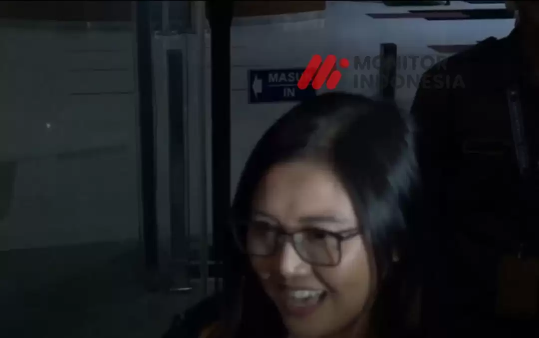 7-jam-diperiksa-kpk-vita-ervina-lempar-senyuman-manis