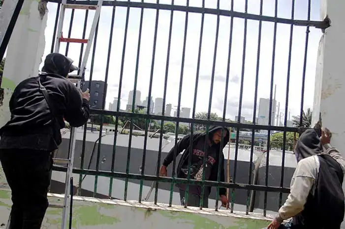 Perbaikan Pagar DPR yang Jebol3