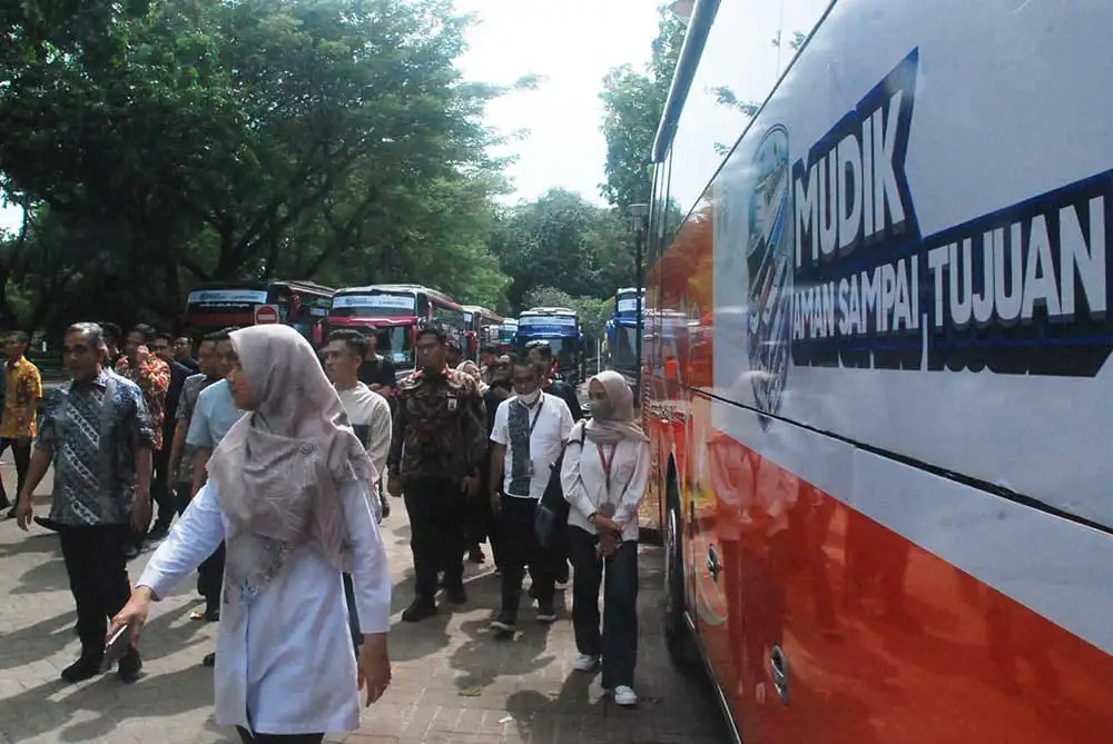 Ketua MPR RI Ahmad Muzani Lepas 15 Unit Bus Mudik Gratis Tujuan Lampung2
