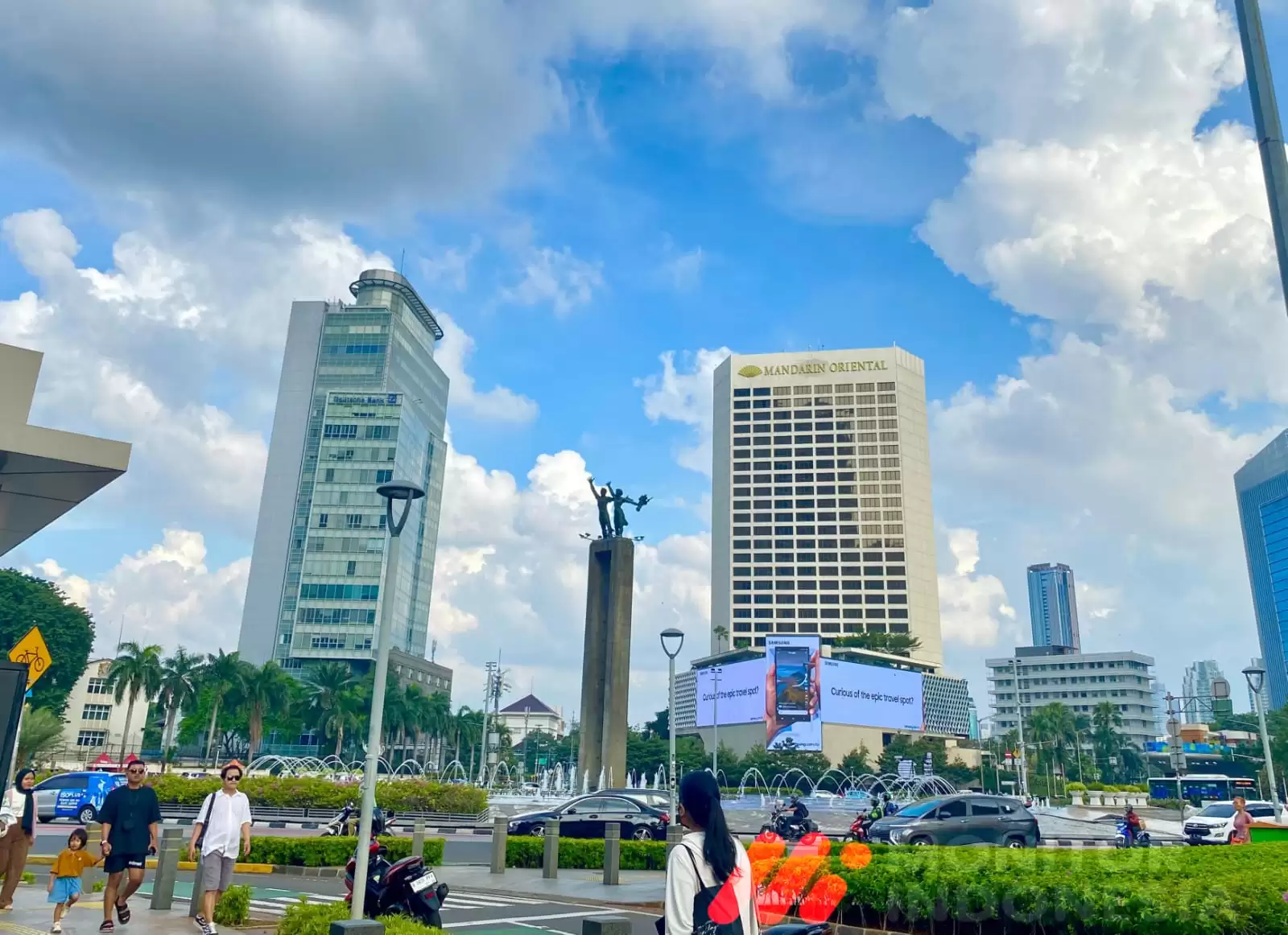 suasana-langit-cerah-di-kawasan-bundaran-hi-jakarta-pusat