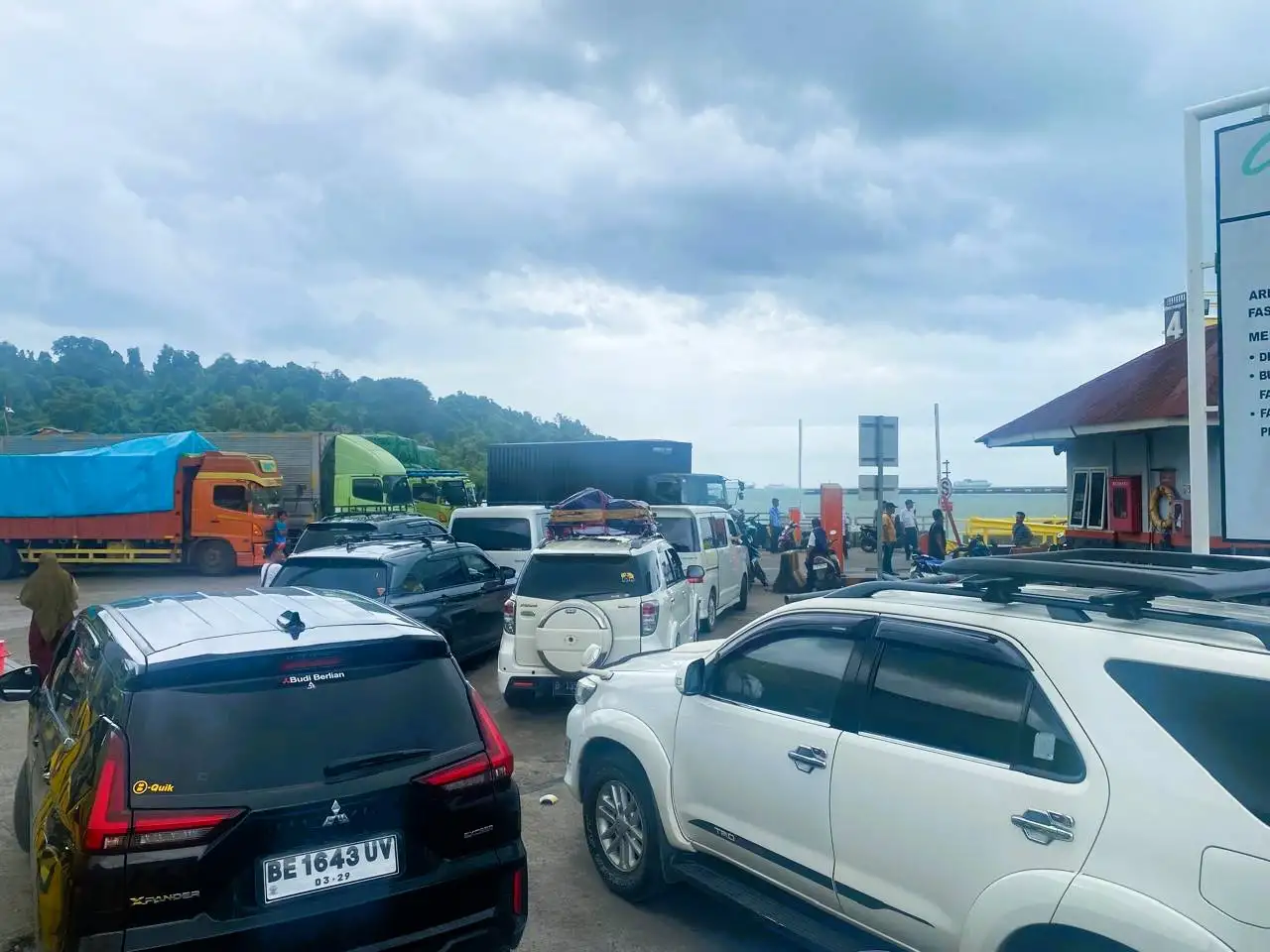 seuasana-pelabuhan-merak-jelang-nataru