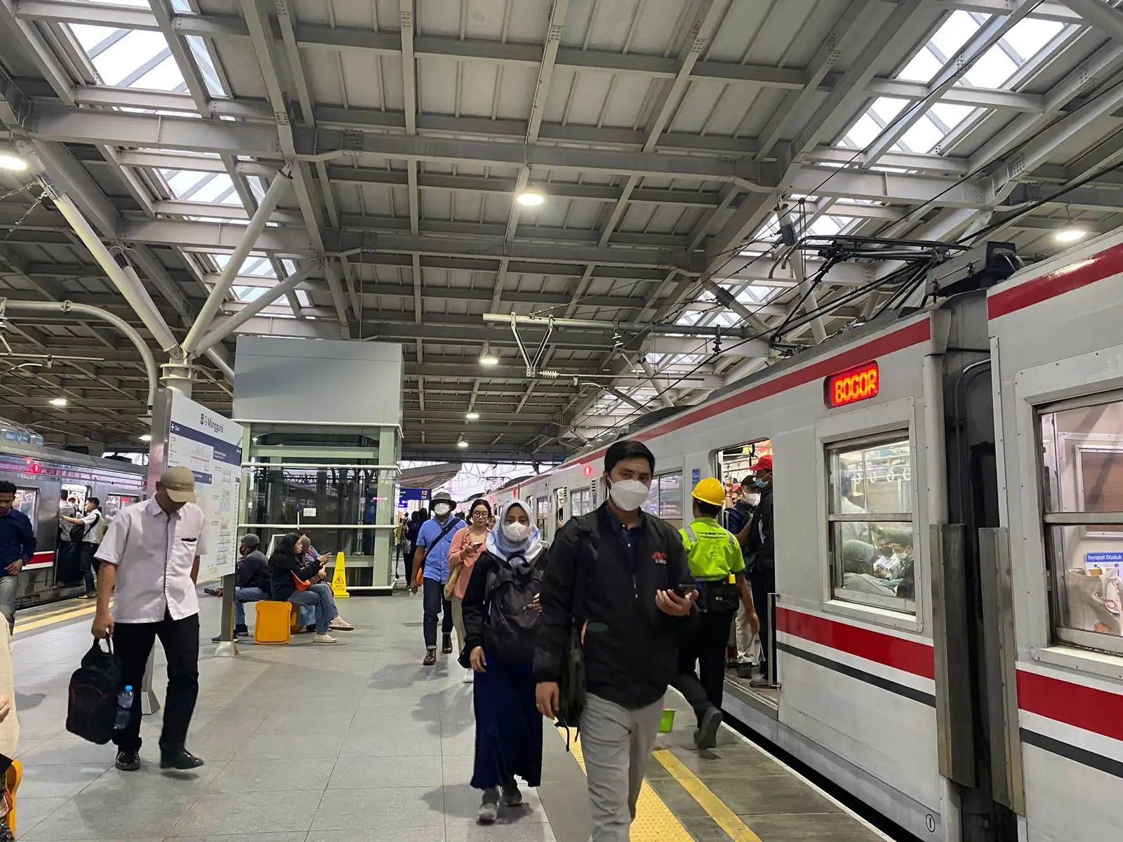 Potret Para Penumpang KRL di Jakarta2