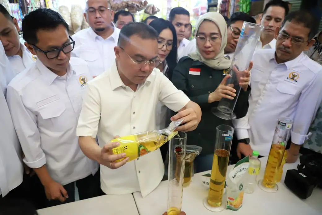 Pimpinan DPR Sidak MinyaKita di Pasar Kramat Jati3