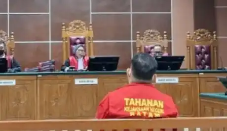 Kompol Satrian Nanda mendengarkan pembacaan tuntutan perkara penyisihan sabu di Pengadilan Negeri Batam, Kepri, Senin (26/5/2025)