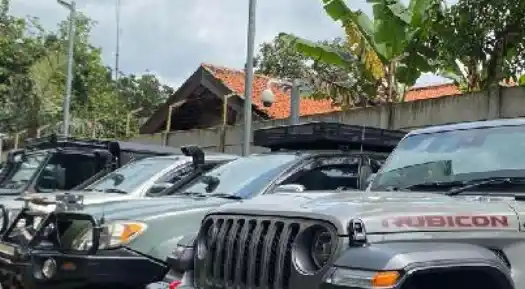 Deretan mobil mewah hasil sitaan KPK dari rumah Ketua Umum Pemuda Pancasila, Japto Soerjosoemarno, tiba di Rumah Penyimpanan Benda Sitaan Negara (Rupbasan) KPK, Cawang pada Selasa, 4 Maret 2025. Total ada 11 mobil yang disita, penyitaan ini diduga terkait kasus gratifikasi eks Bupati Kutai Kartanegara, Rita Widyasari.