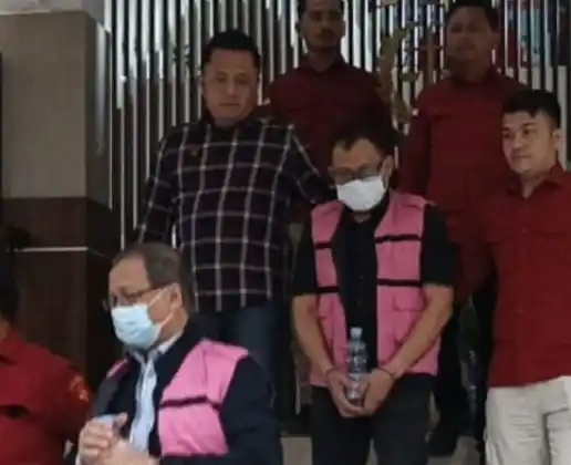 Dua tersangka masing-masing berinisial DS, yang pada saat peristiwa menjabat sebagai Senior Executive Vice President (SEVP) Pengembangan Usaha PT Inalum, serta JS, Kepala Departemen Sales dan Marketing PT Inalum. Penetapan status tersangka tersebut merupakan tindak lanjut dari proses penyidikan yang telah berjalan sejak Oktober 2025.