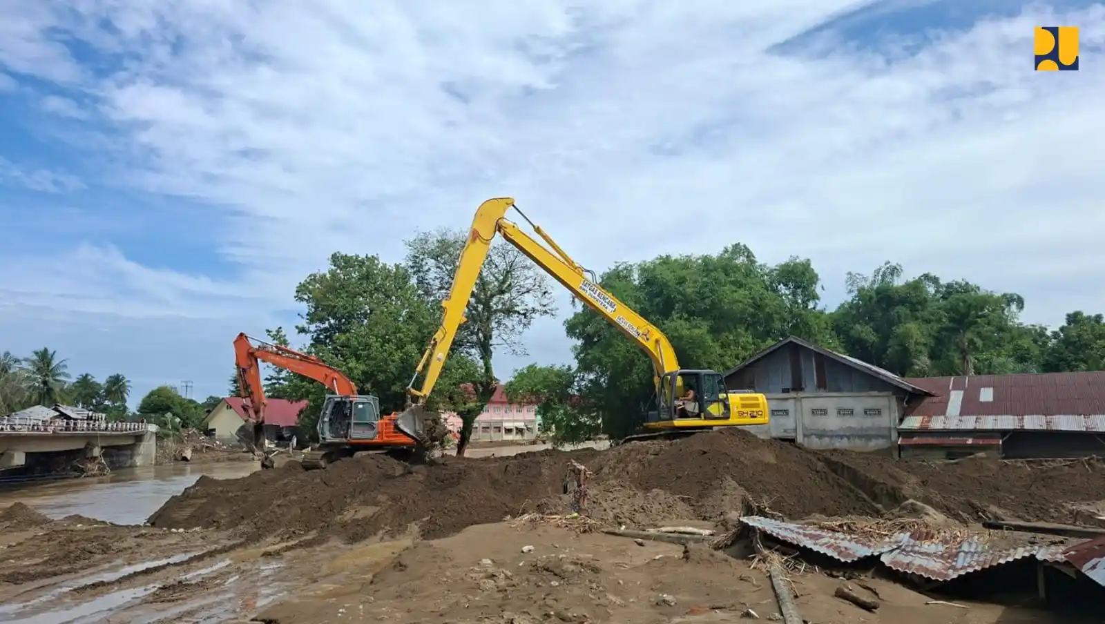 Kementerian PU telah mengirim 21 alat berat guna percepatan pemulihan bencana di Aceh. PU/MI