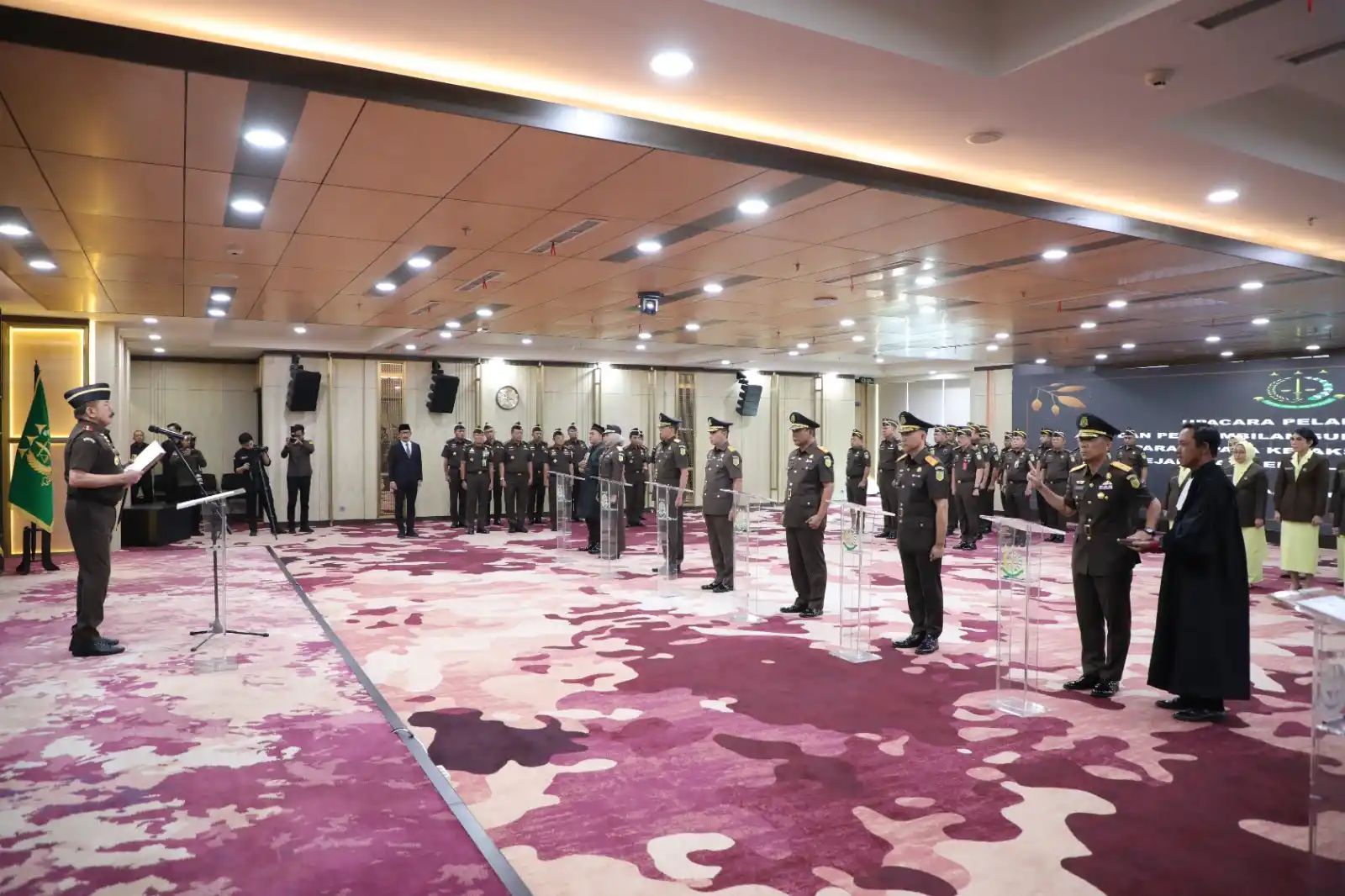 Jaksa Agung Sanitiar (ST) Burhanuddin melantik enam kepala kejaksaan tinggi (kajati) di Gedung Utama Kejaksaan Agung, Jakarta, Rabu (23/4/2025). (Foto: Doc. Kejaksaan Agung RI)