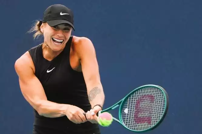 Petenis Peringkat Dua Dunia Aryna Sabalenka tertawa menikmati permainan tenis (Foto: Ist)