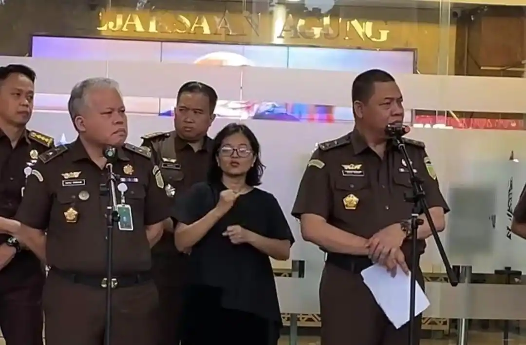 Kejaksaan Agung (Kejagung) menetapkan sembilan tersangka baru dalam kasus korupsi penyalahgunaan wewenang izin impor gula yang menjerat eks Menteri Perdagangan Thomas Trikasih Lembong (Tom Lembong). Kapuspenkum Kejagung Harli Siregar (kiri) dan Dirdik Jampidsus Abdul Qohar (kanan) (Foto: Dok MI/Aswan)