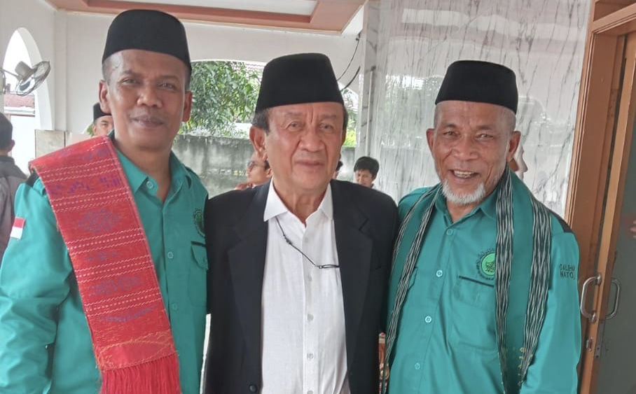 RE Nainggolqn (tengah) [Foto: Doc MI]