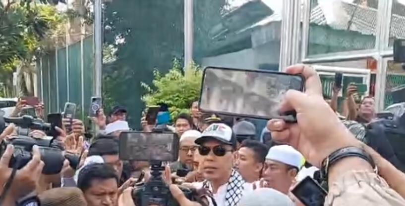 Munarman bebas dari Lapas Salemba, Senin (30/10/2023). [Foto: Ist]