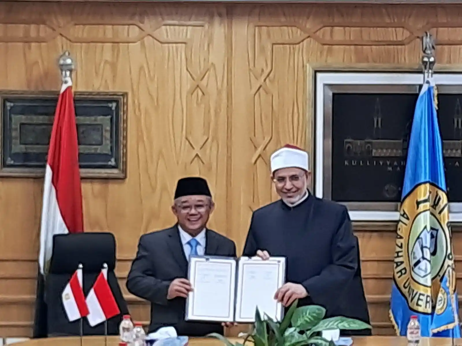 Abdul Mu’ti menandatangani naskah kerja sama dengan Rektor Universitas Al Azhar, Syaikh Salamah Daud. (Dok. Kemendikdasmen)