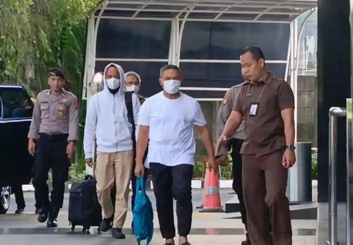 Gubernur Riau Abdul Wahid dan dua orang tiba di Gedung Merah Putih Komisi Pemberantasan Korupsi (KPK), Jakarta, pada Selasa (4/11/2025).