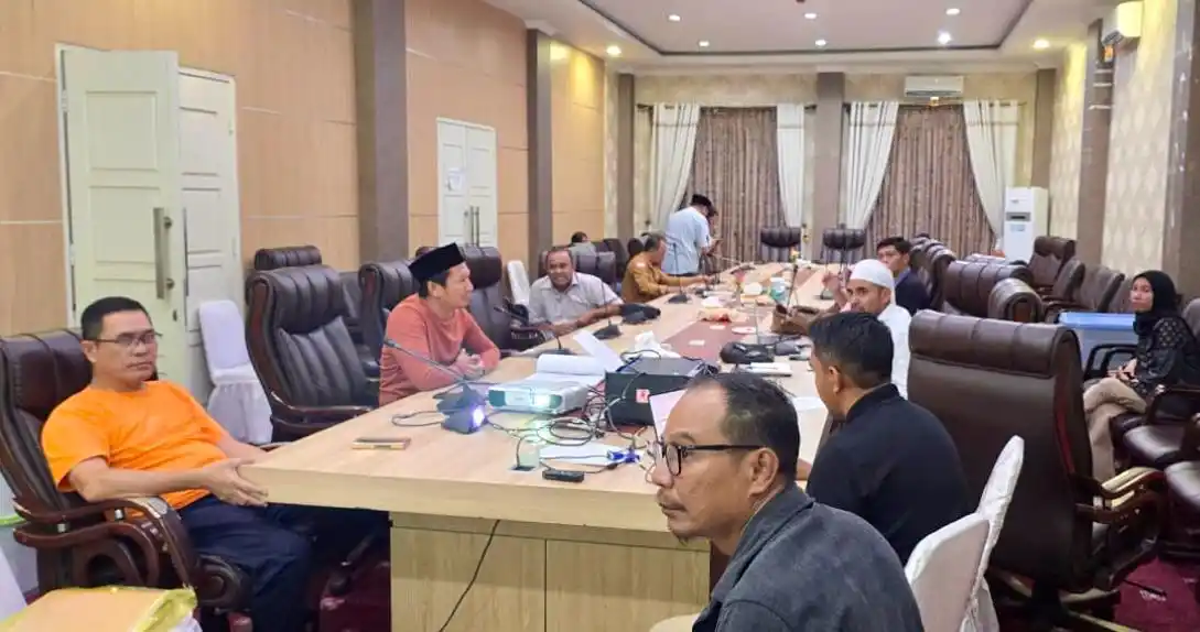 Abjan Sofyan, mantan Sekda Halbar, duduk di barisan depan rapat Pemprov Malut di Ternate, Jumat (28/3), mengenakan kaos kuning dan berkacamata. Kehadirannya menimbulkan pertanyaan publik (Foto: Tangkapan Layar)