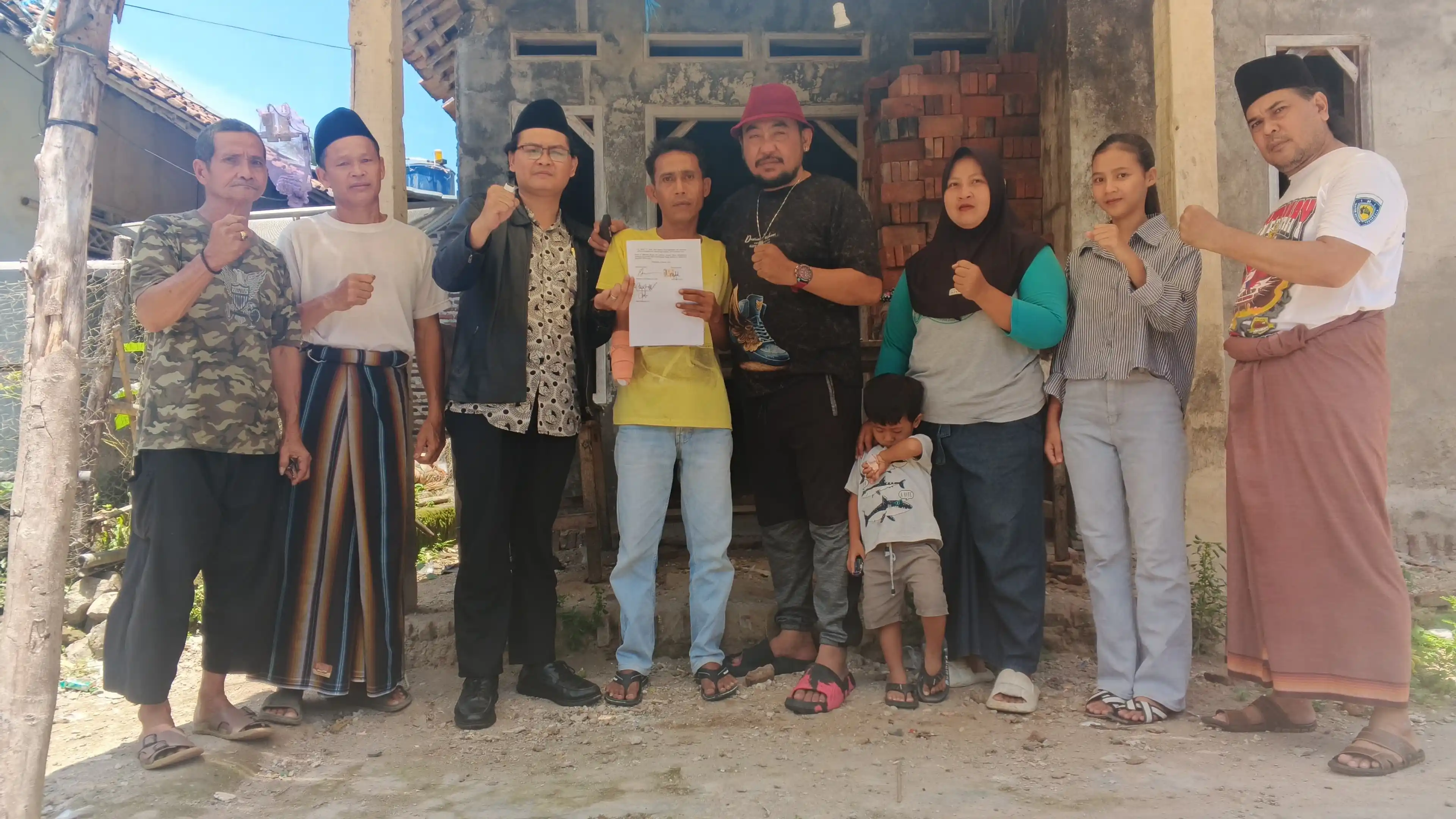 Padeglang, Senin (6/10). Ade Hasan Basri, pekerja yang tangannya diamputasi  memberikan Surat Kuasa Khusus kepada Direktur LBH PKC PMII Banten Setiawan Jodi Fakhar (Santri Lawyer) dan Kusnadi Pratama (Koboy Lawyer) untuk menempuh langkah hukum mulai dari somasi, laporan resmi, hingga gugatan kepada Bus Loise Loise