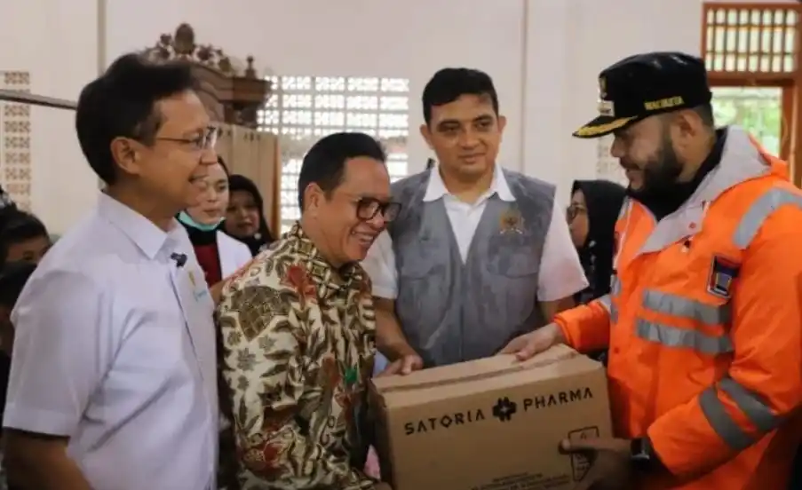 Anggota Komisi IX DPR RI, Ase Rezki Pratama meninjau  posko pengungsi banjir di Padang, Sabtu (29/11). (Foto: ist)