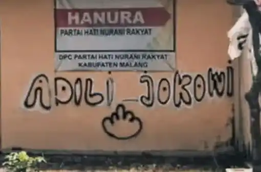 Tulisan bernada politik "Adili Jokowi!" menggunakan cat semprot juga bermunculan di berbagai wilayah strategis, termasuk Kabupaten Malang. (Foto: Dok MI)