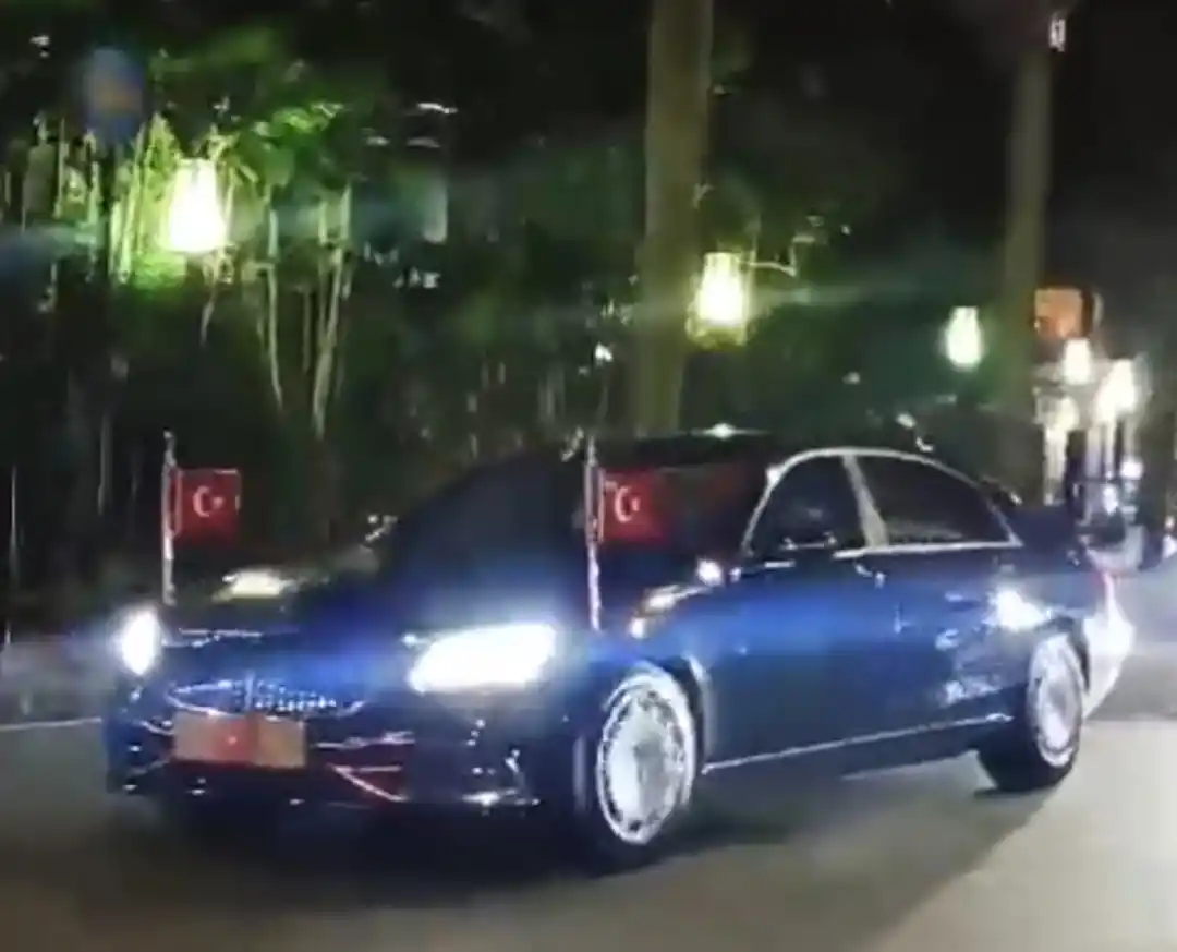 Presiden Prabowo Subianto dan Presiden Turki Recep Tayyip Erdogan beserta rombongan di Hotel Ritz Carlton, Mega Kuningan, Jakarta, Selasa (11/2/2025) malam. (Foto: Dok MI/Aswan)