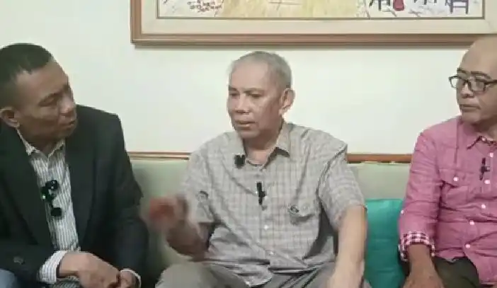 Ahli Digital Forensik Rismon Sianipar (Kiri) dan Mantan Rektor Universitas Gadjah Mada (UGM), Prof. Sofian Effendi (Tengah) (Foto: Repro)