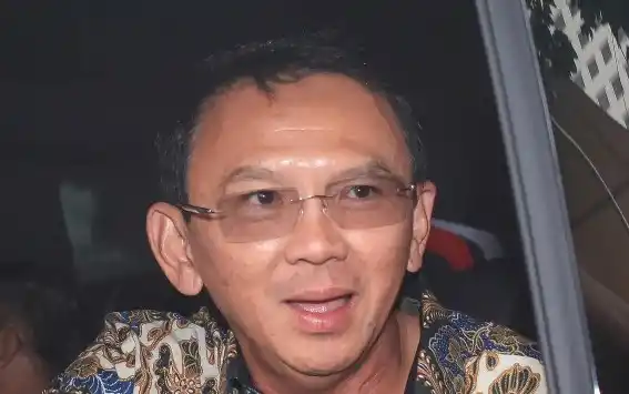 Mantan Komisaris Utama PT Pertamina (Persero) Basuki Tjahaja Purnama alias Ahok (kanan) berada di dalam mobilnya usai menjalani pemeriksaan di Gedung Merah Putih KPK, Jakarta, Kamis (9/1/2025). KPK memeriksa Ahok selama satu jam sebagai saksi kasus dugaan korupsi pengadaan liquefied natural gas (LNG) 2011-2021 yang melibatkan mantan Direktur Utama PT Pertamina periode 2009-2014 Karen Agustiawan.