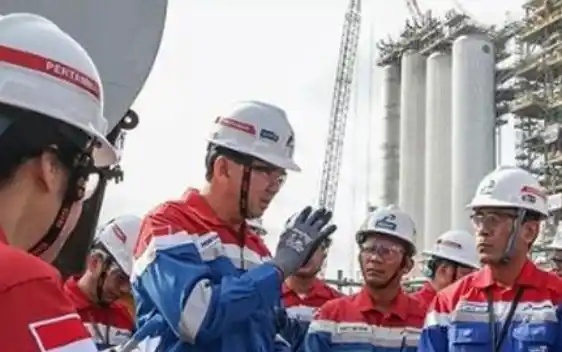 Mantan Komisaris Utama PT Pertamina (Persero) Basuki Tjahaja Purnama atau Ahok saat mengunjungu Refinery Master Development Plan Balikpapan, Kalimantan Timur, Selasa, 11 Juli 2023.