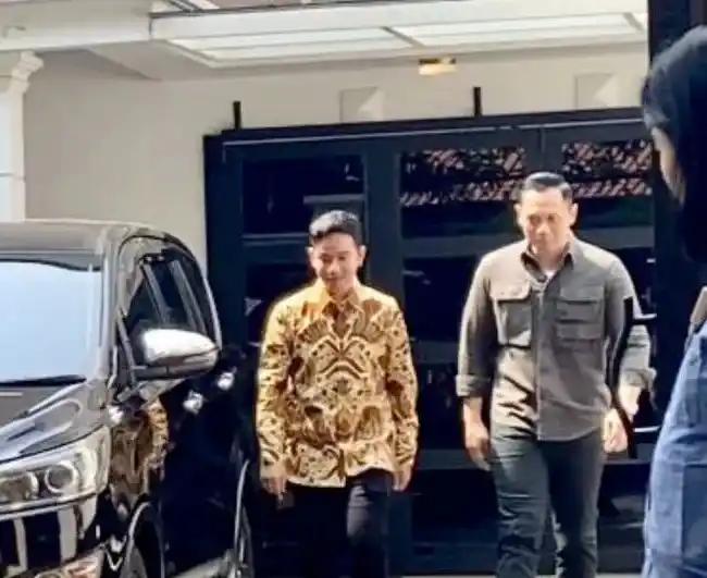 Ketua Umum DPP Partai Demokrat Agus Harimurti Yudhoyono (kanan) mengantar Gibran Rakabuming Raka (dua kanan) ke mobilnya selepas keduanya bertemu di rumah AHY di Jalan Prapanca No. 10, Jakarta, Minggu (22/10/2023).