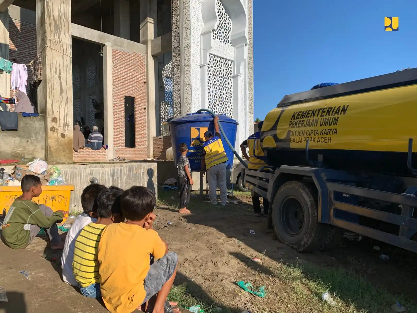 Kementerian PU menyediakan air bersih dan sanitasi bagi korban bencana banjir dan longsor di Aceh. (Foto: PU)