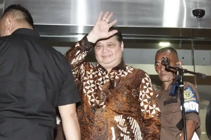 Menko Perekonomian Airlangga Hartarto usai menjalani pemeriksaan di Kejagung terkait kasus dugaan korupsi pemberian ekspor minyak sawit mentah crude palm oil (CPO) (Foto: Ist)