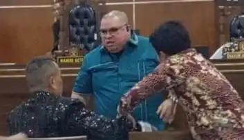 Persidangan kasus dugaan pencemaran nama baik dengan terdakwa Razman Arif Nasution, yang digelar di Pengadilan Negeri Jakarta Utara, Kamis (6/2/2025), berlangsung ricuh. Hotman Paris nyaris dihantam (Foto: Dok MI)