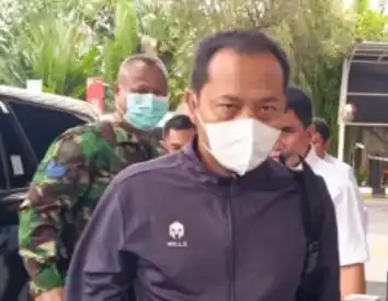 Kepala Seksi Perdata dan Tata Usaha Negara (Datun) Kejaksaan Negeri Hulu Sungai Utara (HSU), Kalimantan Selatan, Tri Taruna Fariadi menyerahkan diri ke Komisi Pemberantasan Korupsi (KPK) pada Senin (22/12/2025) setelah kabur dan melawan petugas saat hendak ditangkap dalam Operasi Tangkap Tangan (OTT) 18 Desember lalu.