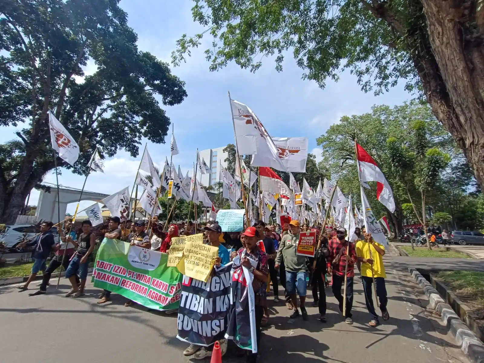 Petani membentangkan spanduk tuntutan Reforma Agraria Sejati dalam aksi damai "Rembuk Tani" yang digelar di Jambi, Senin (4/8/2025). (Foto: Istimewa)