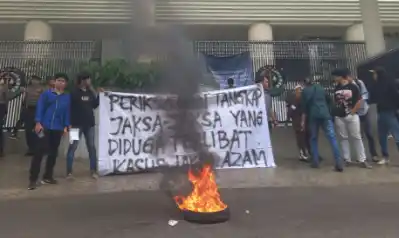 Forum Komunikasi Mahasiswa Hukum Jakarta Raya (FKMHJR) menggelar aksi demonstrasi di Gedung Kejaksaan Agung (Kejagung), Jakarta, pada Rabu (16/7/2025). [Foto: Doc. MI]