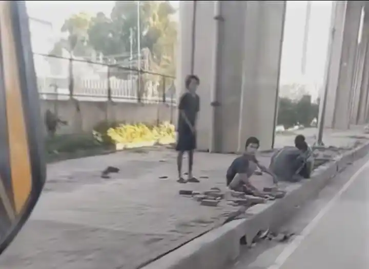 Aksi Pencurian kabel Penerangan Jalan Umum (PJU) di Jakarta Utara terekam kamera pengguna jalan (Foto: Tangkapan Layar)