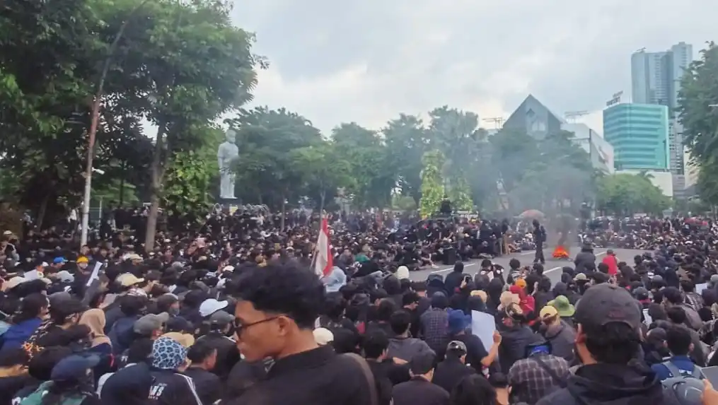 Aksi Tolak Undang-Undang Tentara Nasional Indonesia (UU TNI) di Surabaya (Foto: Ist)