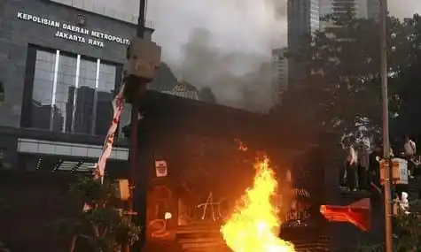 Demo Anarkis di depan Polda Metro Jaya (Foto: Istimewa)
