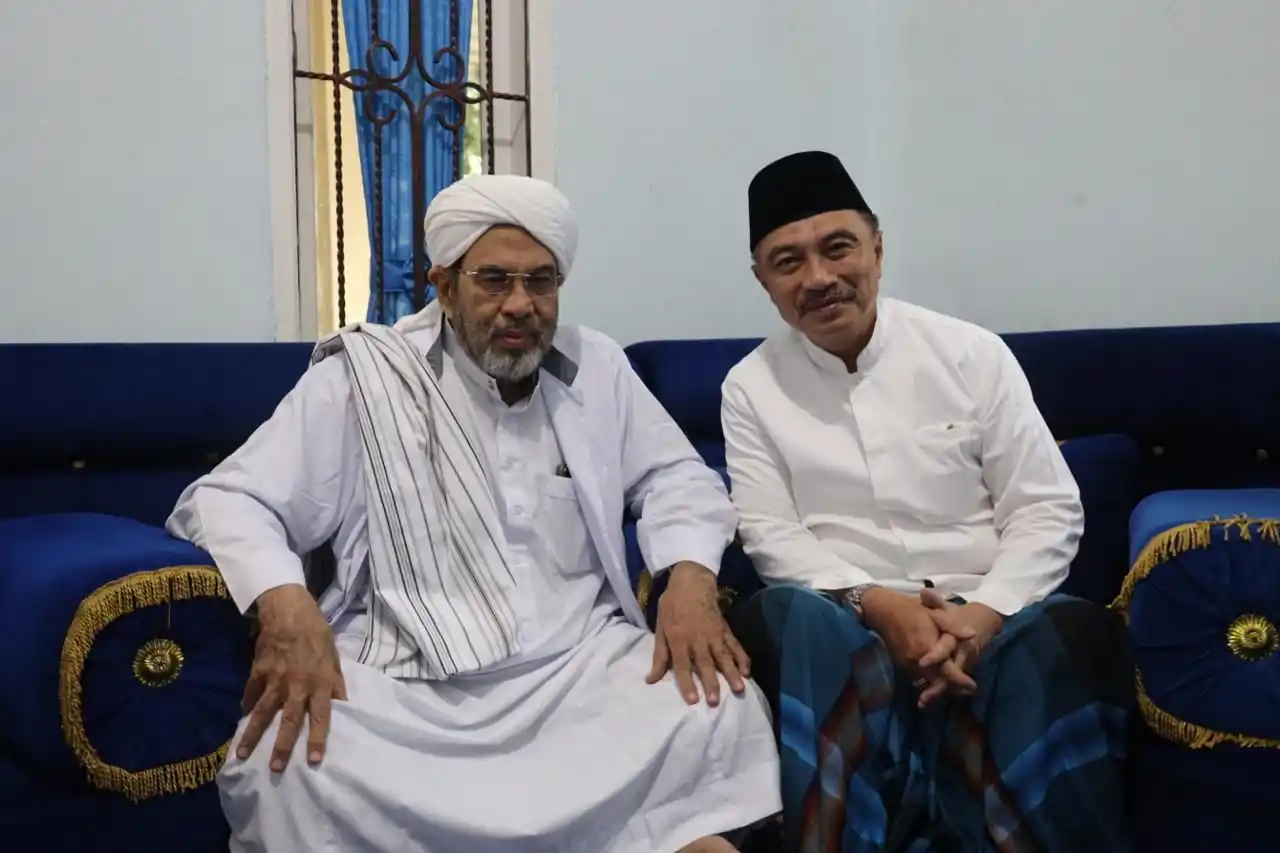 Ulama Al Habib Hamid Nagib Bin Syech Abu Bakar Bin Salim (kiri) Bersama Wakil Wali Kota Bekasi Harris Bobihoe (kanan). (Foto/Ist)