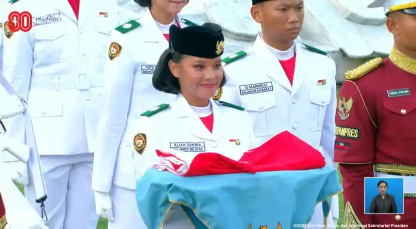 Aliah Sakira, Putri Provinsi Sulawesi Selatan Pembawa Baki Upacara Penurunan Bendera HUT ke-80 RI [Foto: Tangkapan layar @Sekretariat Presiden]