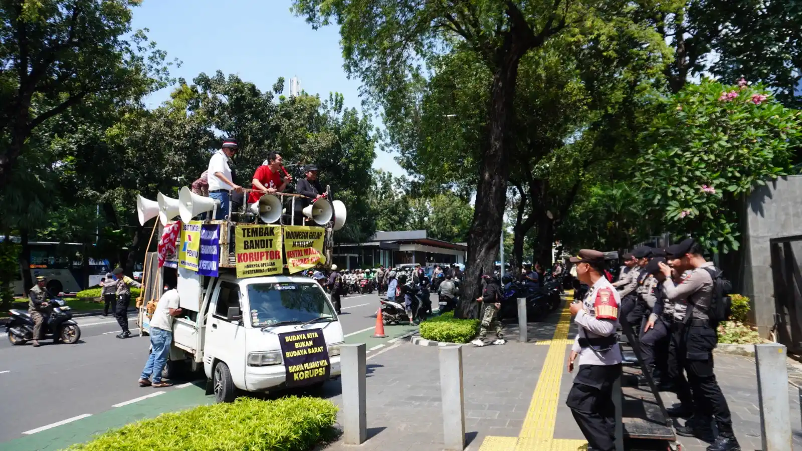 Aliansi Rakyat Menggugat didepan Kejagung Meminta agar Erick Thohir dan Jajarannya Diperiksa Terkait Kasus Korupsi Minyak Pertamina (Foto: Ceri)