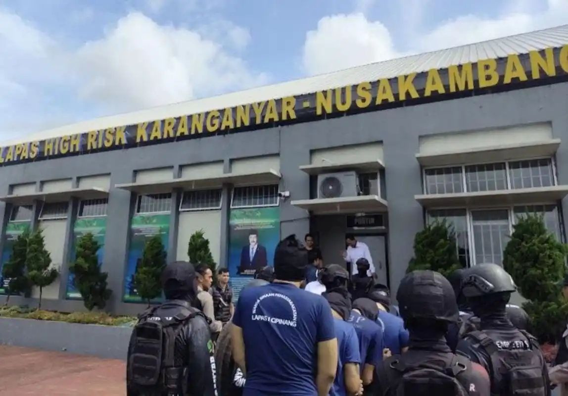 Ammar Zoni dan lima narapidana lainnya dipindahkan ke Nusakambangan (Foto: Repro)