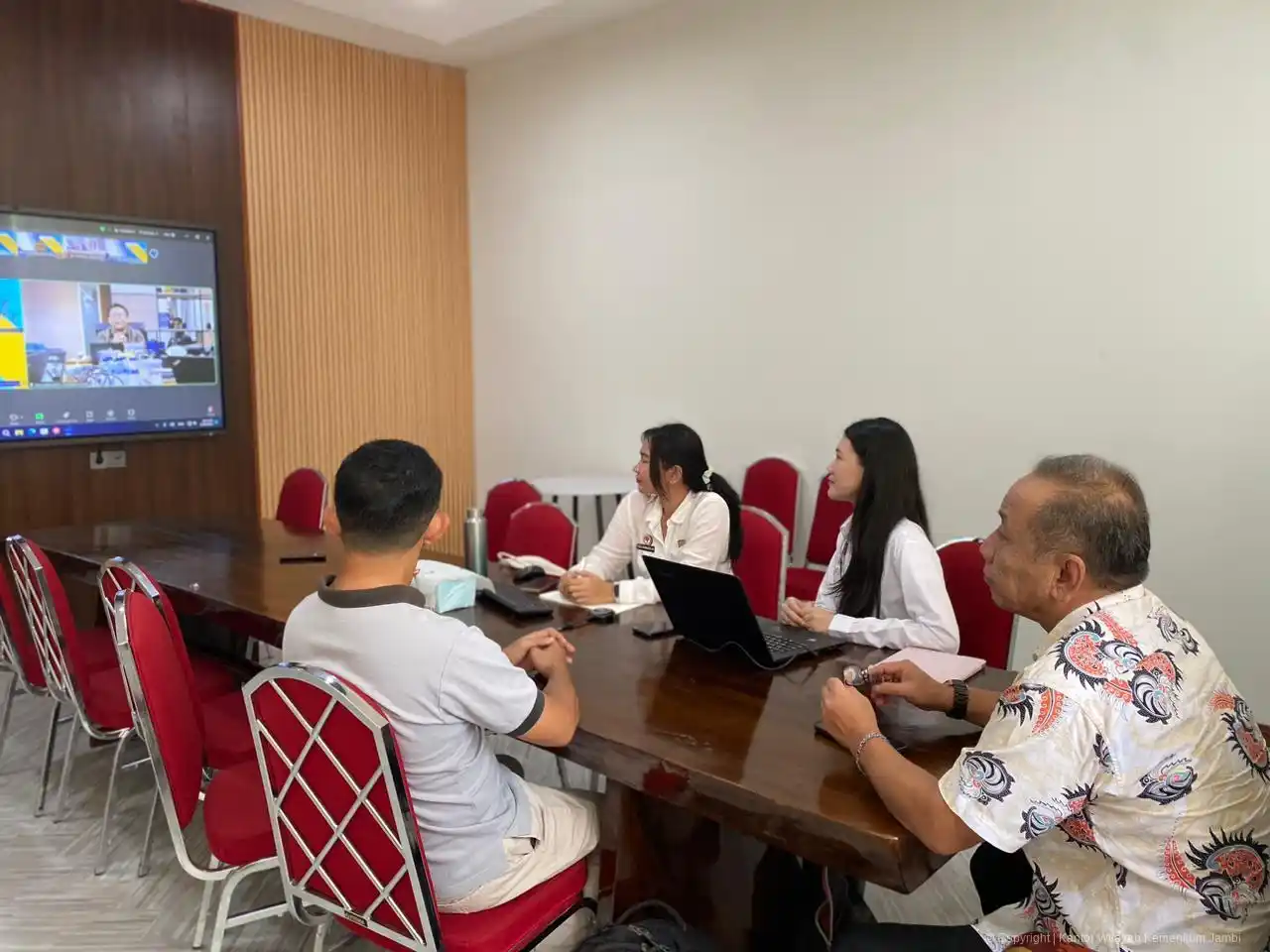 Analis Kebijakan Ahli Muda Arzi Arsyad bersama jajaran mengikuti kegiatan BSK Policy Talk secara daring dari Kantor Wilayah Kemenkum Jambi, Jumat (20/06/2025). (Foto: Dok/MI)